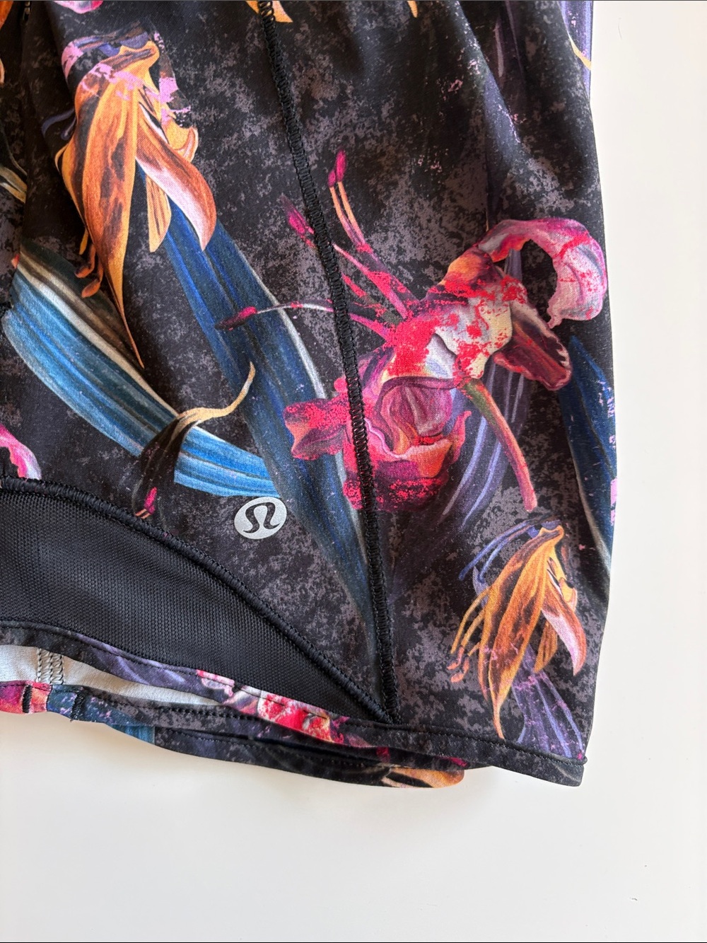 Lululemon Hotty Hot Black Floral Women's Running Shorts size 4 - Picture 3 of 6